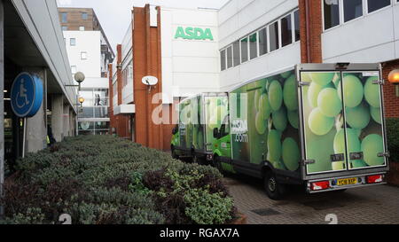 Furgone parcheggiato a ASDA superstore in Colindale, Londra Foto Stock