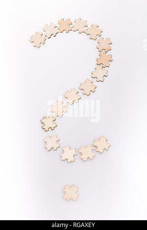 Domanda fatta segnare da pezzi di un puzzle su sfondo bianco Foto Stock