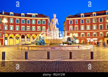 Città di NIZZA Place Massena Square e Fontana du Soleil vista serale, destinazione turistica della riviera francese, Alpes Maritimes dipartimento di Francia Foto Stock