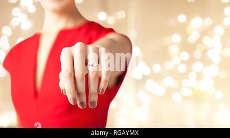 Stretta di mano femmina con anello di diamante Foto Stock