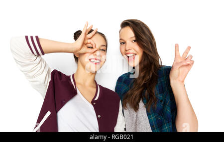 Sorridenti ragazze adolescenti compiendo gesti Foto Stock