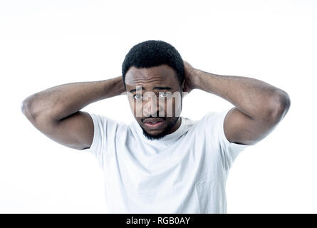 Ritratto di attraente uomo triste e depresso sofferenza depressione sensazione di dolore e di sgradevole dolore nelle emozioni umane espressioni facciali e depressi Foto Stock