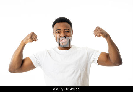 Giovane bello forte americano africano uomo che mostra i muscoli di armi sorridente orgogliosi per divertirsi nelle persone, felicità, Fitness, successo le emozioni umane e fac Foto Stock