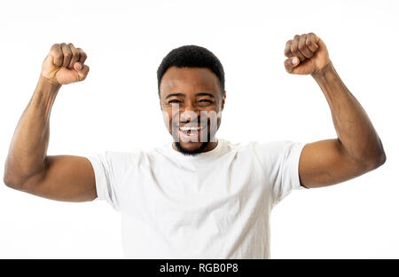 Ritratto di stupiti eccitato african american uomo conseguire il suo obiettivo o wining, ridendo che mostra la vittoria gesto in faccia felice espressione del viso umano, Foto Stock