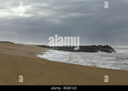 Moody seascape. Spiaggia vuota durante l'inverno. A nord della costa portoghese. Foto Stock