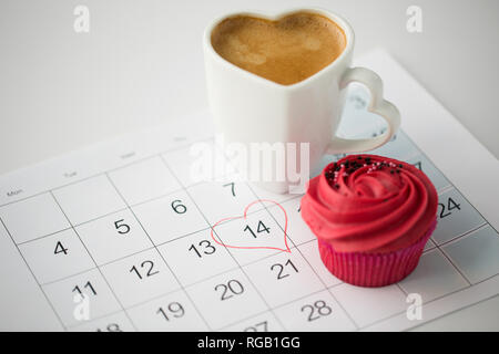 Chiusura del calendario, caffè, cupcake e cuore Foto Stock