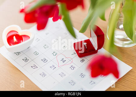 Corona diamantata e foglio di calendario per San Valentino Foto Stock