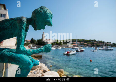 Venerdì 31 agosto 2018 nell'immagine: Statua nel porto di Hvar Re: Viste generali di Hvar, Croazia Foto Stock