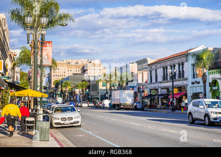 Marzo 15, 2018 Pasadena, CA / STATI UNITI D'AMERICA - strada del centro allineato con negozi e ristoranti Foto Stock