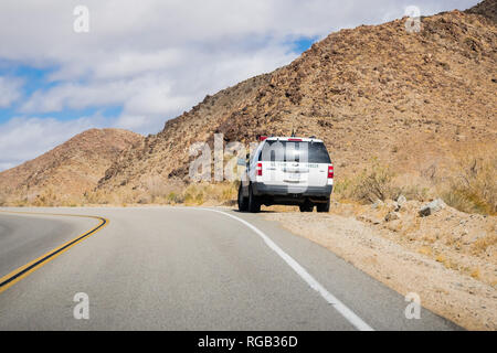 Marzo 17, 2018 Joshua Tree NP / CA / STATI UNITI D'AMERICA - Ranger auto bloccata sul lato di una strada asfaltata Foto Stock