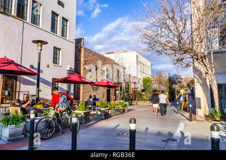 Marzo 15, 2018 Pasadena / CA / STATI UNITI D'AMERICA - strada pedonale schierate con i caffè, nella contea di Los Angeles Foto Stock