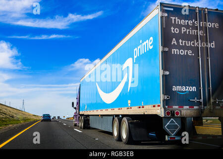 Marzo 19, 2018 Kettleman City / CA / STATI UNITI D'AMERICA - Amazon carrello guida sulla interstatale, il grande primo logo stampato sul lato Foto Stock