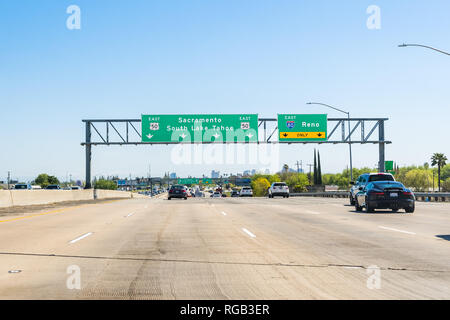 Aprile 14, 2018 a Sacramento / CA / STATI UNITI D'AMERICA - Guida su I50 verso Sacramento, lo skyline del centro cittadino visibile in background Foto Stock