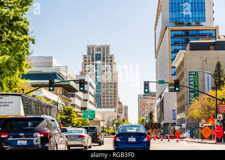 Aprile 14, 2018 a Sacramento / CA / STATI UNITI D'AMERICA - Guidando attraverso il centro cittadino di area su una giornata impegnativa Foto Stock