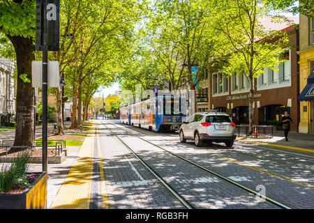 Aprile 14, 2018 a Sacramento / CA / USA - Sacramento di transito regionale blu linea light rail nella zona del centro cittadino Foto Stock