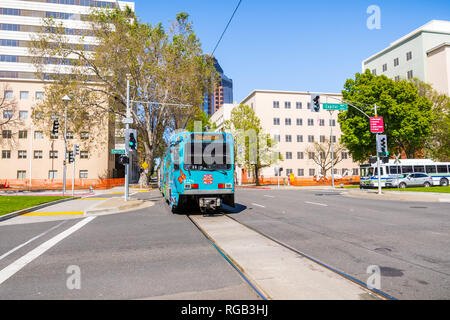 Aprile 14, 2018 a Sacramento / CA / USA - Sacramento di transito regionale blu linea light rail nella zona del centro cittadino Foto Stock