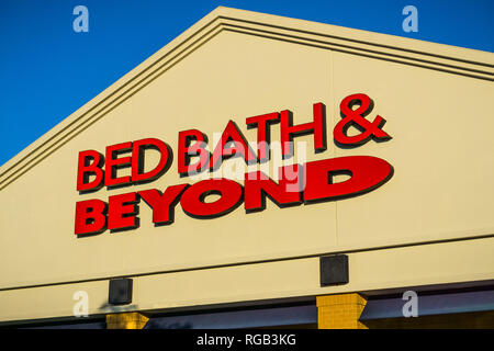 Aprile 20, 2018 San Mateo / CA / STATI UNITI D'AMERICA - Bed Bath & Beyond logo sopra l'entrata di uno dei negozi nella zona della baia di San Francisco Foto Stock