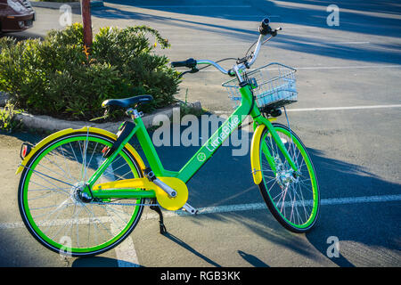 Aprile 20, 2018 San Mateo / CA / STATI UNITI D'AMERICA - LimeBike lasciato su un lotto di parcheggio nella zona della baia di San Francisco Foto Stock