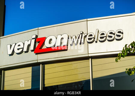 Aprile 20, 2018 San Mateo / CA / STATI UNITI D'AMERICA - Verizon Wireless logo sopra l'entrata di uno dei negozi nella zona della baia di San Francisco Foto Stock