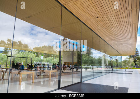 Aprile 29, 2018 Cupertino / CA / STATI UNITI D'AMERICA - Vista esterna del nuovo e moderno Apple Park Visitor Center situato accanto ai loro nuovi uffici aziendali in Sil Foto Stock