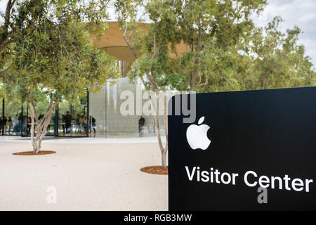 Aprile 29, 2018 Cupertino / CA / STATI UNITI D'AMERICA - Apple Il Centro Visitatori del Parco aperto recentemente in tutta la nuova sede della società nella Silicon Valley, South San Francisco b Foto Stock