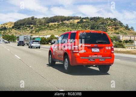 6 maggio 2018 San Francisco / CA / STATI UNITI D'AMERICA - Taxi volano la guida su autostrada Foto Stock