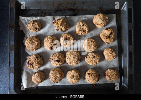 Biscotti di farina di avena con mirtilli rossi secchi e dadi Foto Stock