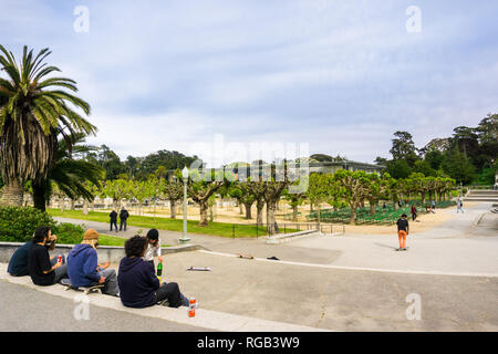 6 maggio 2018 San Francisco / CA / STATI UNITI D'AMERICA - I giovani lo skateboard e divertirsi in Golden Gate Park Foto Stock