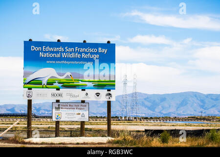 8 maggio 2018 Menlo Park / CA / STATI UNITI D'AMERICA - 'Dsu Edwards San Francisco Bay National Wildlife Refuge" e "South Bay sale di stagno Progetto di restauro' cartelloni Foto Stock