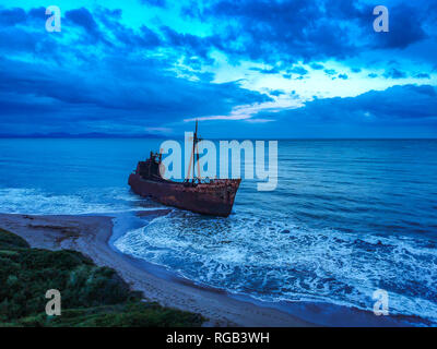 Antenna vista panoramica della costa greca con la famosa Agios Dimitrios naufragio in GHITHIO, Grecia. Un parzialmente affondato metallo arrugginito naufragio Foto Stock