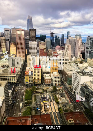 Maggio 23, 2018 San Francisco / CA / STATI UNITI D'AMERICA - Il quartiere finanziario skyline; Union Square in primo piano; Foto Stock