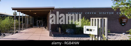 Maggio 25, 2018 Death Valley / CA / USA - Ingresso al Forno Creek Visitor Centre situato a 190 ft (58 metri sotto il livello del mare ; displ termometro Foto Stock