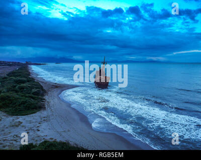Antenna vista panoramica della costa greca con la famosa Agios Dimitrios naufragio in GHITHIO, Grecia. Un parzialmente affondato metallo arrugginito naufragio Foto Stock