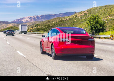 Giugno 10, 2018 Los Angeles / CA / STATI UNITI D'AMERICA - Il nuovo modello di 3 Tesla la guida in autostrada, nella contea di Los Angeles Foto Stock