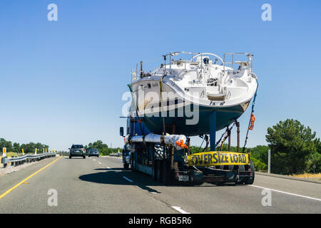 Giugno 24, 2018 Redding / CA / STATI UNITI D'AMERICA - camion che trasportano grande barca sulla Interstate Foto Stock