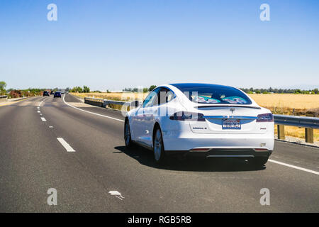 Giugno 23, 2018 Redding / CA /USA - Tesla Model S guida sulla Interstate Foto Stock