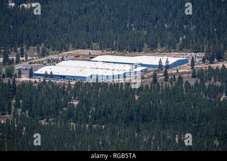 Giugno 25, 2018 Weed / CA / STATI UNITI D'AMERICA - Vista aerea di Crystal Geyser Primavera alpina acqua da CG Roxane facility, circondato da foreste Foto Stock