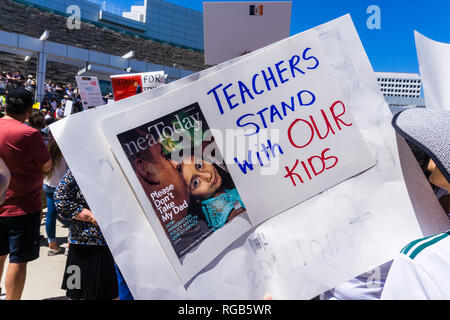 Giugno 30, 2018 San Jose / CA / STATI UNITI D'AMERICA - "insegnanti stand con i nostri bambini' segno innalzato al 'Famiglie appartengono insieme' rally tenuto davanti al Municipio, Foto Stock