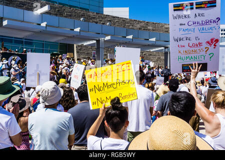 Giugno 30, 2018 San Jose / CA / STATI UNITI D'AMERICA - Persone azienda cartelli con 'Famiglie appartengono insieme' e 'abolire ghiaccio' al rally svoltasi a fronte della Città H Foto Stock