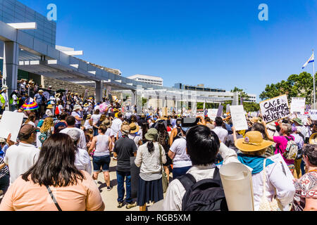 Giugno 30, 2018 San Jose / CA / STATI UNITI D'AMERICA - folle che trasportano gli striscioni sono riuniti per il "Famiglie appartengono insieme' rally tenuto davanti al Municipio, in downt Foto Stock