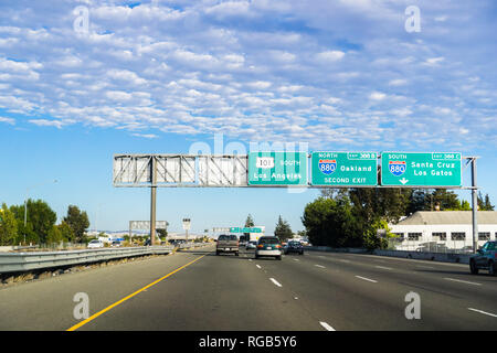 Luglio 6, 2018 San Jose / CA / STATI UNITI D'AMERICA - Guida su 101 sud superstrada verso Los Angeles, avvicinando interscambio con la Interstate 880; sud San Franci Foto Stock