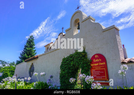 Luglio 30, 2018 Los Gatos / CA / STATI UNITI D'AMERICA - San Luca Epicospal della chiesa nel centro cittadino di Los Gatos, South San Francisco Bay Area Foto Stock