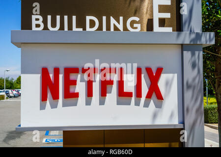Luglio 30, 2018 Los Gatos / CA / STATI UNITI D'AMERICA - logo Netflix davanti la loro sede centrale situata nella Silicon Valley; South San Francisco Bay Area Foto Stock