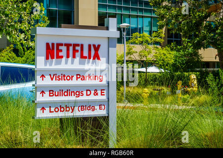 Luglio 30, 2018 Los Gatos / CA / STATI UNITI D'AMERICA - logo Netflix davanti la loro sede centrale situata nella Silicon Valley; South San Francisco Bay Area Foto Stock