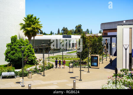 Agosto 2, 2018 Palo Alto / CA / STATI UNITI D'AMERICA - People shopping all'aria aperta Stanford shopping center di San Francisco Bay Area Foto Stock