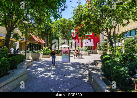 Agosto 2, 2018 Palo Alto / CA / STATI UNITI D'AMERICA - Camminare attraverso l'aria aperta Stanford shopping center di San Francisco Bay Area Foto Stock