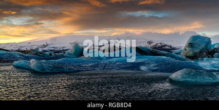 Ice floes in un tramonto spettacolare colore sul lago Jokulsarlon, - una famosa laguna del ghiacciaio Vatnajokull nel Parco Nazionale, Islanda. Foto Stock