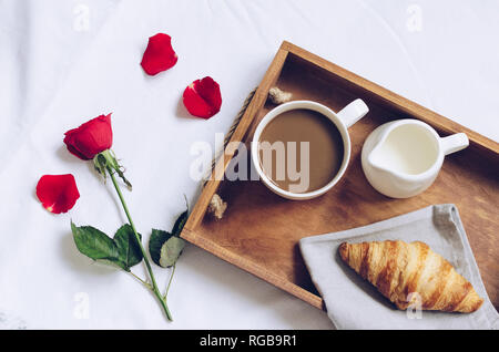 Atmosfera Romantica Nella Camera Da Letto Dolce Colazione Sul Vassoio  Immagine Stock - Immagine di tazza, casalingo: 222980371