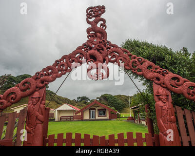 Gateway intagliato, Wairūrū marae, Waihau Bay, Strada Statale 35, East Cape, Nuova Zelanda. Foto Stock