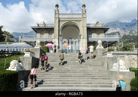 Lo stile orientale giardino meridionale facciata di Vorontsov Palace in Alupka, Crimea, Ucraina. Il primo ottobre del 2008, costruito 1828 a 1848 progettato da Edward Blore un Foto Stock